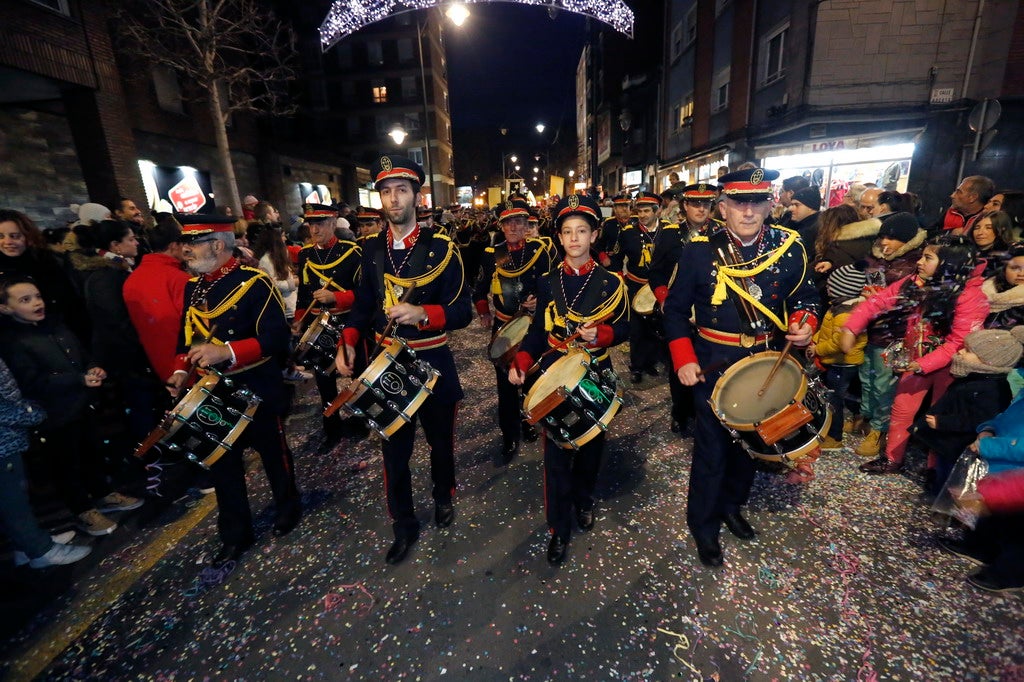 La Cabalgata de Reyes inunda Gijón de color