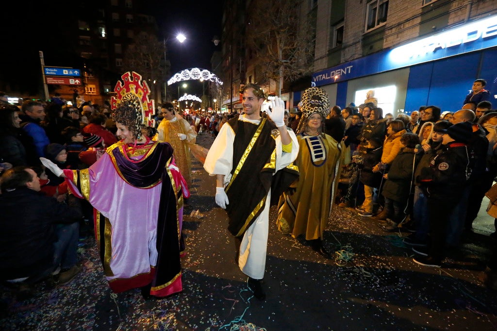 La Cabalgata de Reyes inunda Gijón de color