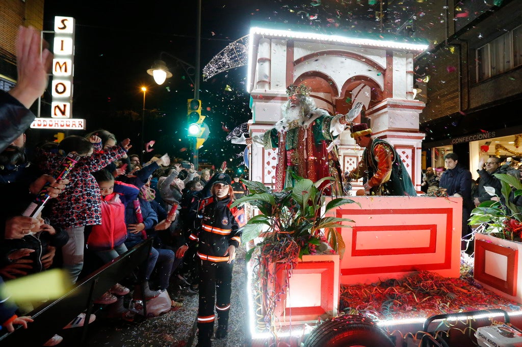 La Cabalgata de Reyes inunda Gijón de color