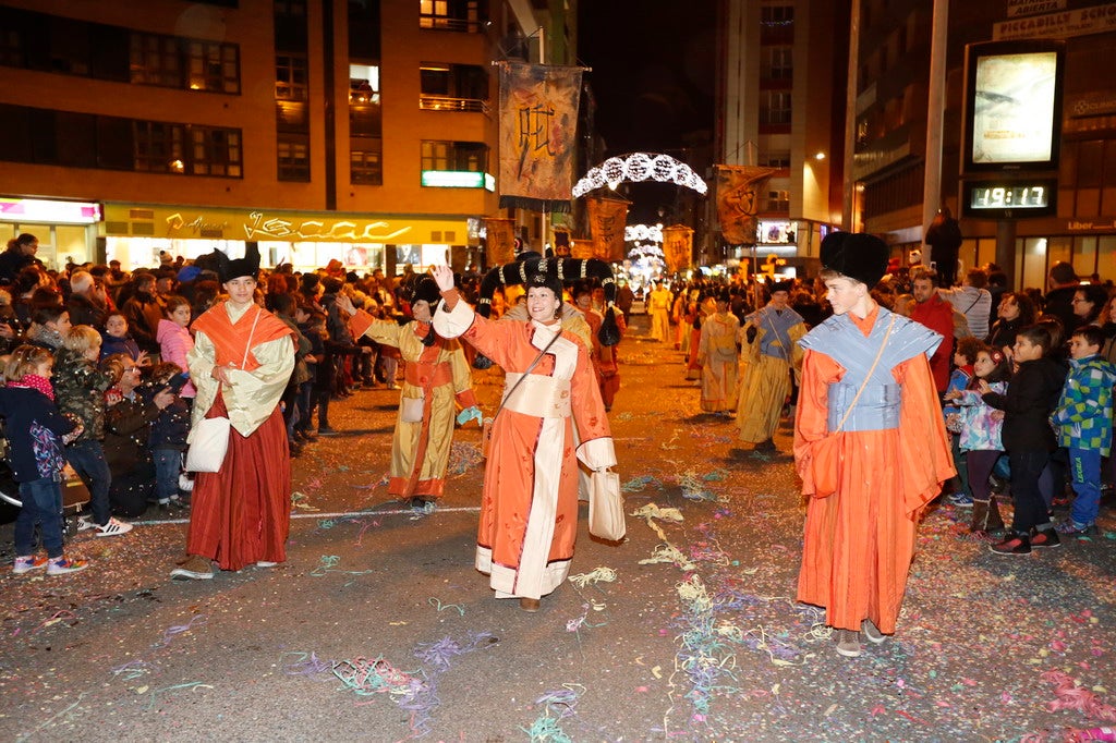 La Cabalgata de Reyes inunda Gijón de color