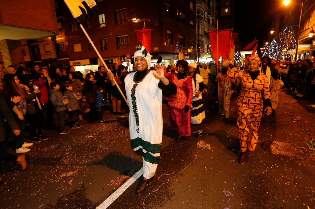 La Cabalgata de Reyes inunda Gijón de color