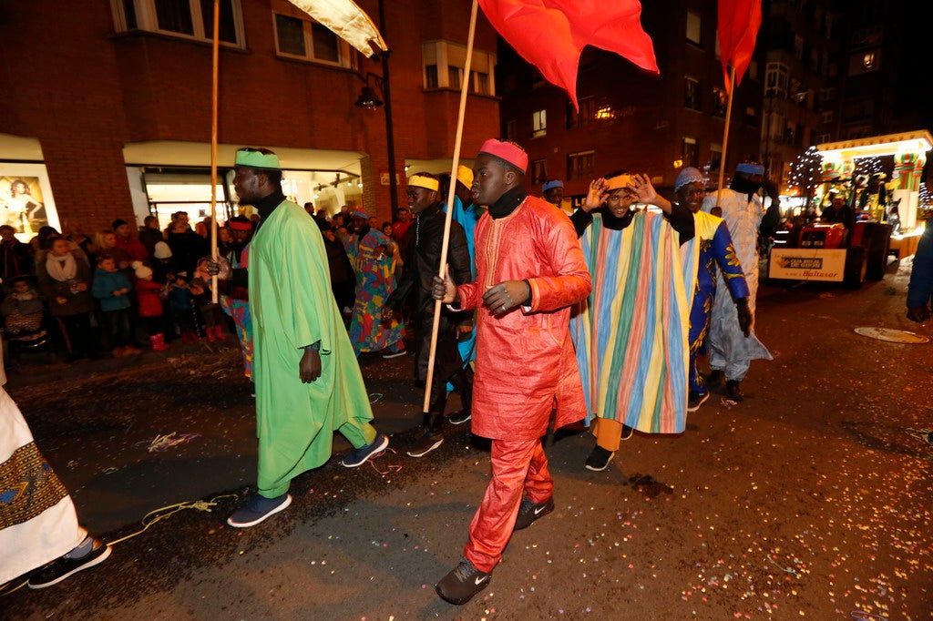 La Cabalgata de Reyes inunda Gijón de color