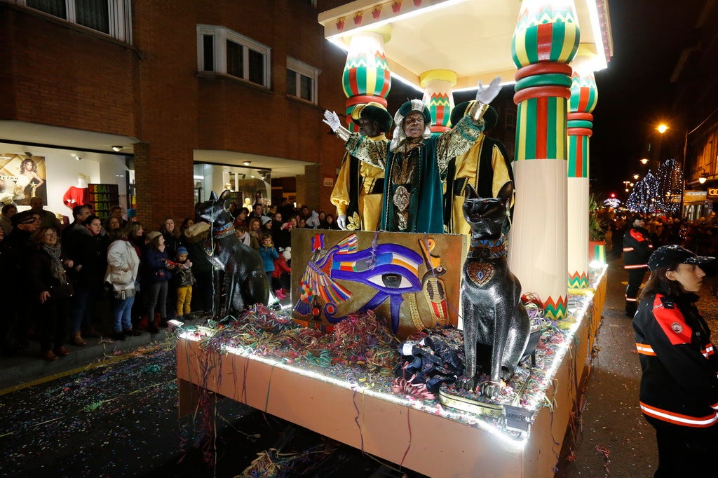 La Cabalgata de Reyes inunda Gijón de color