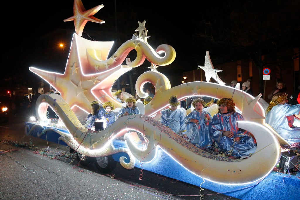 La Cabalgata de Reyes inunda Gijón de color