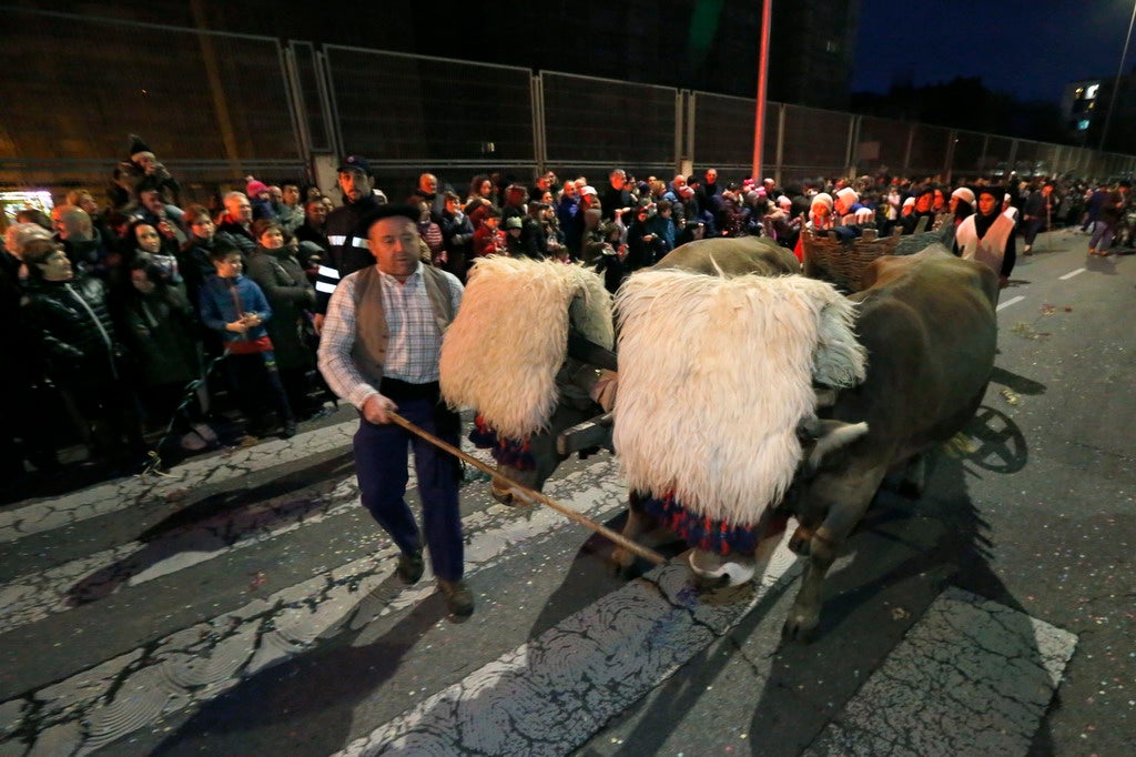 La Cabalgata de Reyes inunda Gijón de color