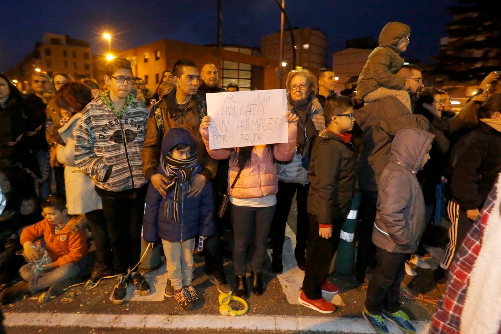 La Cabalgata de Reyes inunda Gijón de color