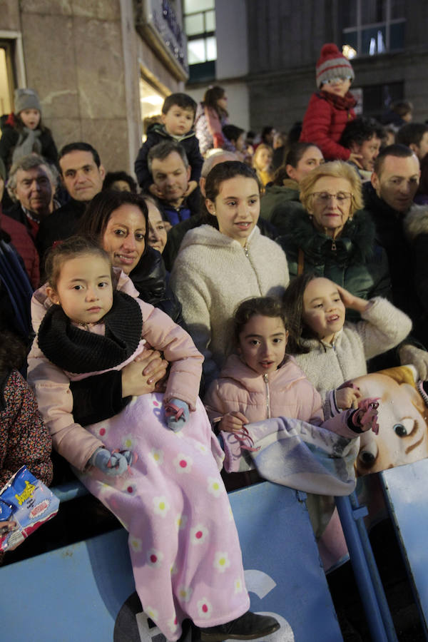 Mágico desfile de Sus Majestades por las calles de Oviedo