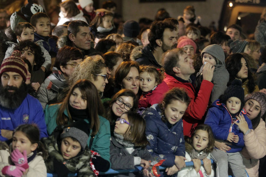 Mágico desfile de Sus Majestades por las calles de Oviedo