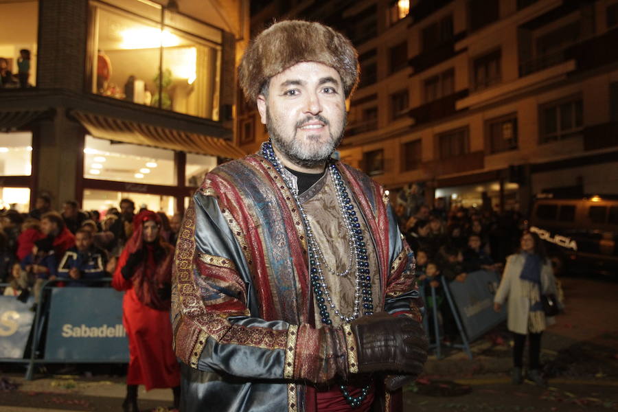 Mágico desfile de Sus Majestades por las calles de Oviedo