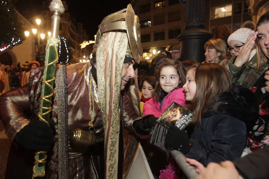 Mágico desfile de Sus Majestades por las calles de Oviedo