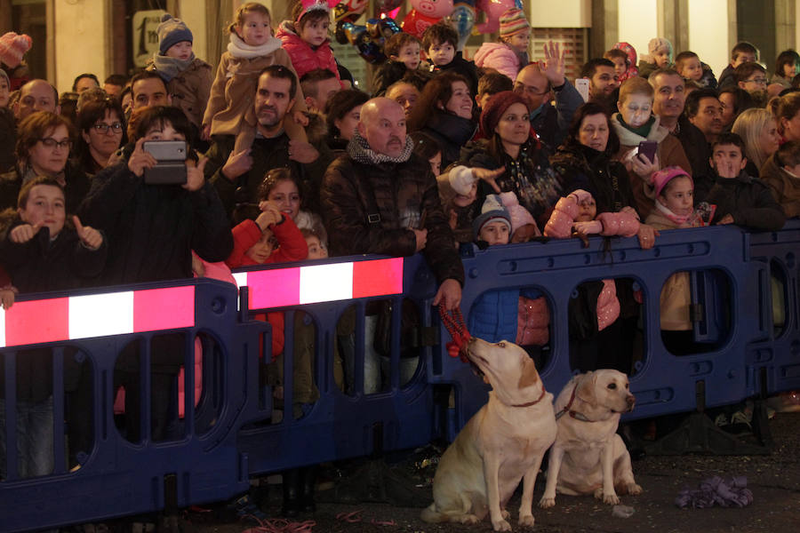 Mágico desfile de Sus Majestades por las calles de Oviedo