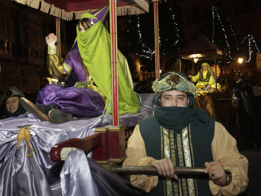 Mágico desfile de Sus Majestades por las calles de Oviedo