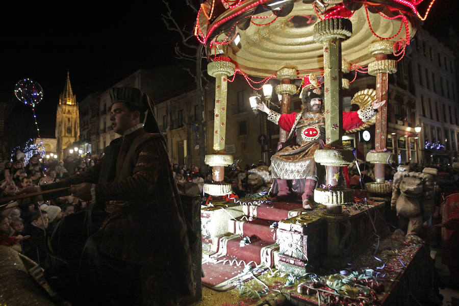 Mágico desfile de Sus Majestades por las calles de Oviedo