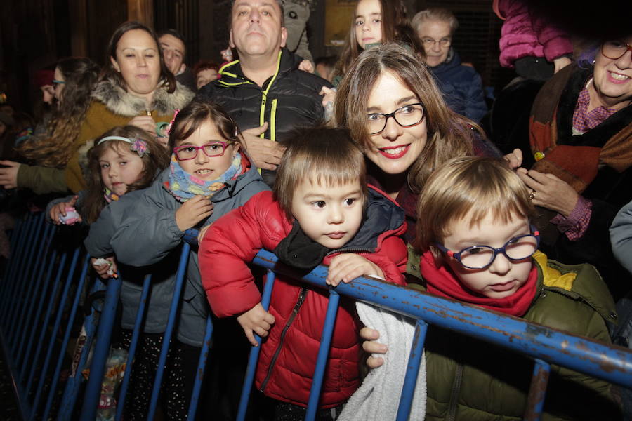 Mágico desfile de Sus Majestades por las calles de Oviedo