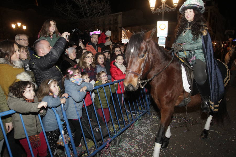 Mágico desfile de Sus Majestades por las calles de Oviedo