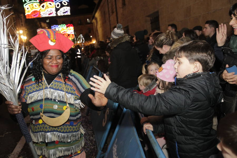 Mágico desfile de Sus Majestades por las calles de Oviedo