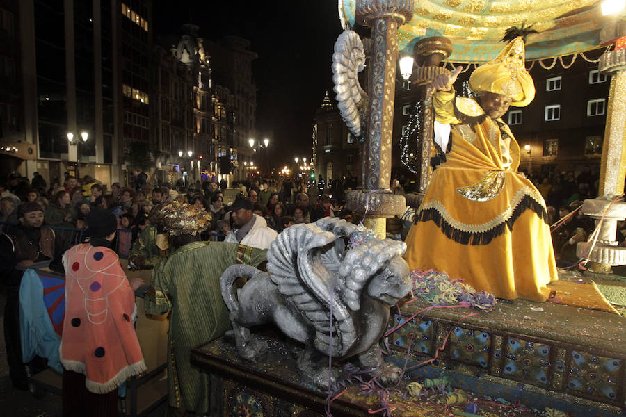 Mágico desfile de Sus Majestades por las calles de Oviedo