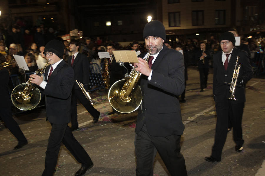 Mágico desfile de Sus Majestades por las calles de Oviedo