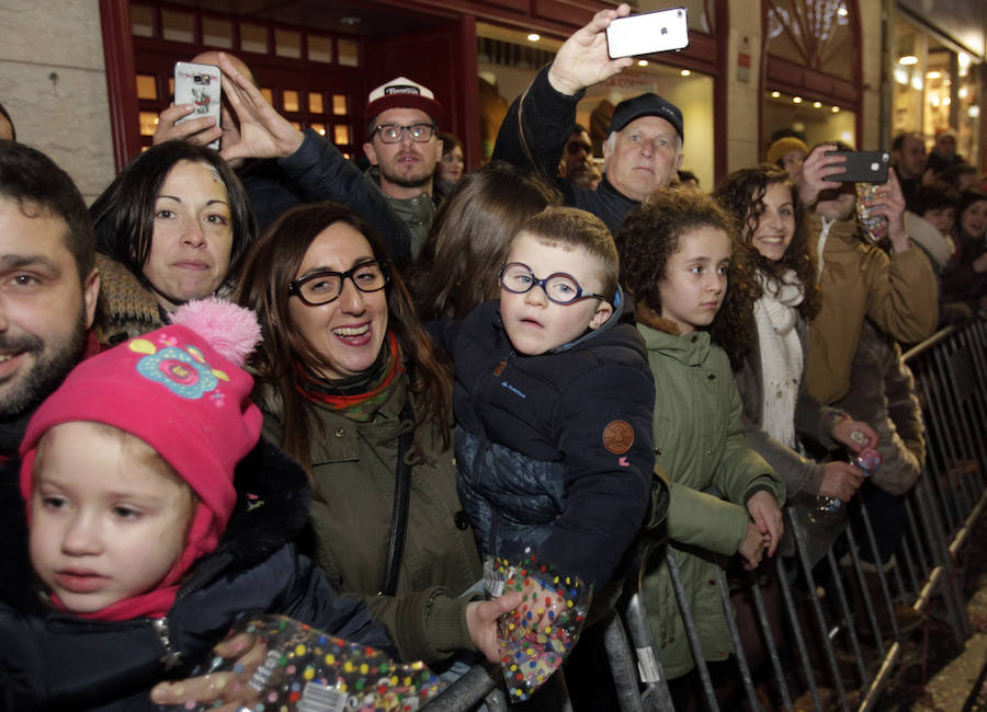 Mágico desfile de Sus Majestades por las calles de Oviedo