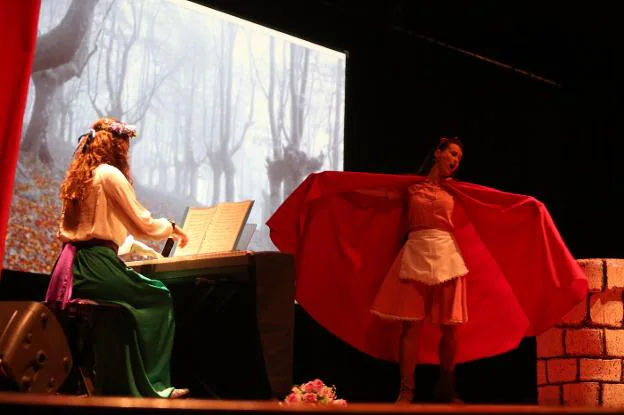 Representación de la ópera 'Caperucita Roja'. 