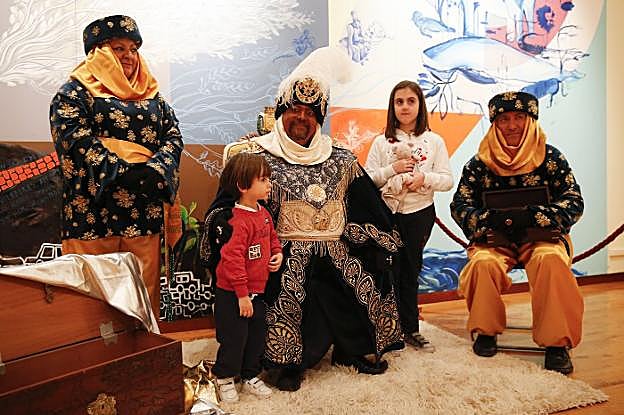 El príncipe Abdeladid estuvo con los más pequeños, ayer, en Quinta La Vega. 