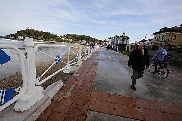 El oleaje causó daños en el pavimento del paseo de Ribadesella. 