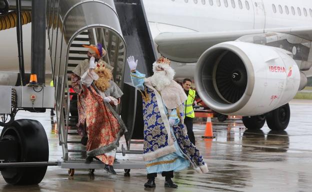Los Magos llegan al aeropuerto de Asturias.
