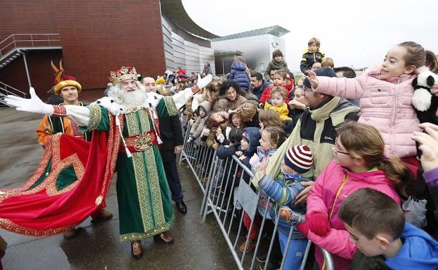 El rey Melchor, rodeado de niños en su llegada Gijón.