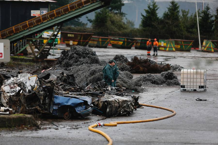 Los bomberos, que han trabajado en la zona durante toda la noche, se centran ahora en enfriar la chatarra