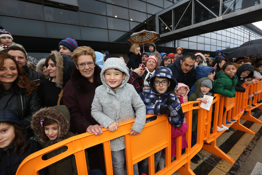 Los Reyes Magos aterrizan en el aeropuerto de Asturias
