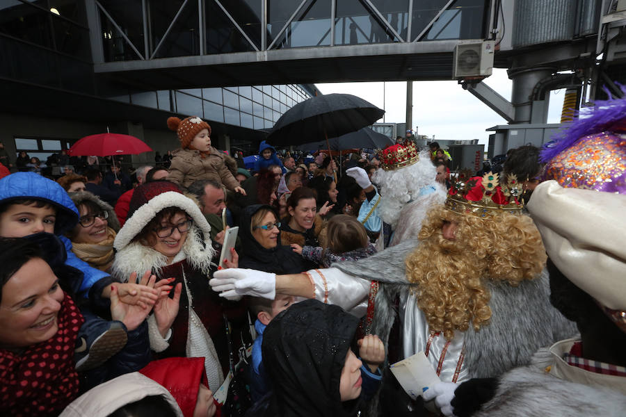 Los Reyes Magos aterrizan en el aeropuerto de Asturias