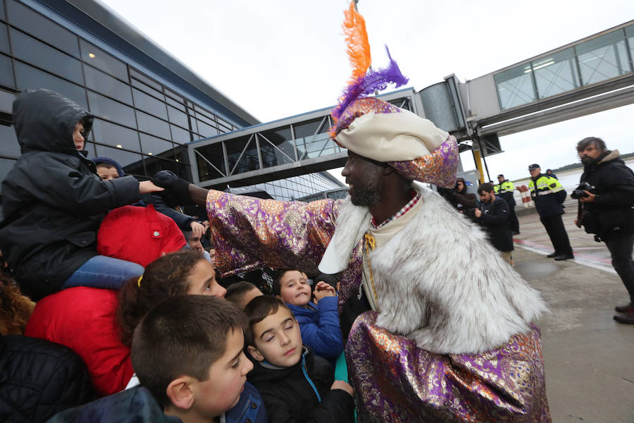 Los Reyes Magos aterrizan en el aeropuerto de Asturias