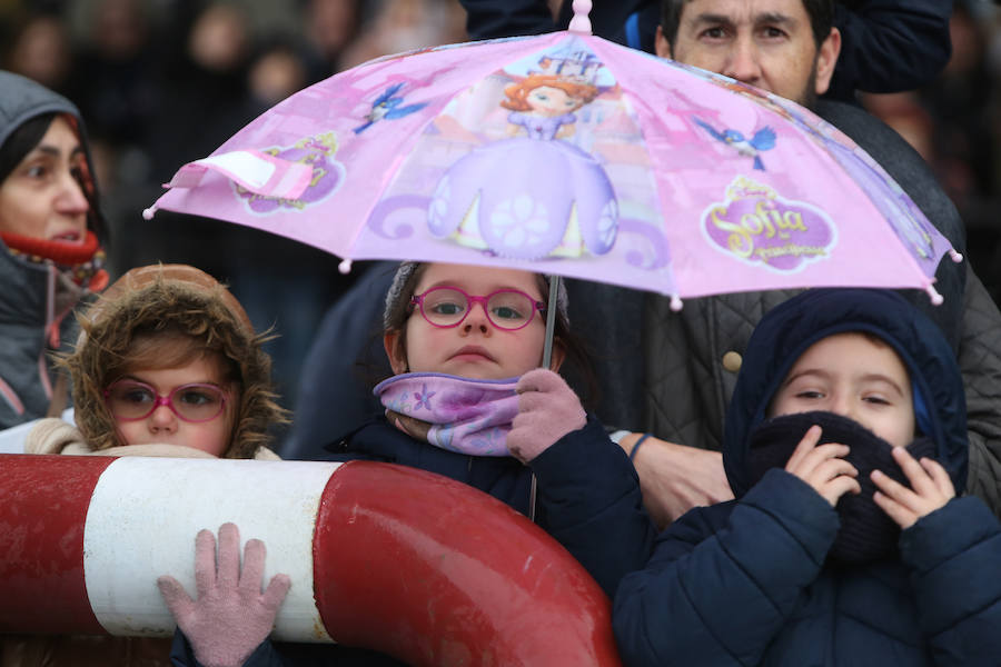 Los Reyes Magos aterrizan en el aeropuerto de Asturias