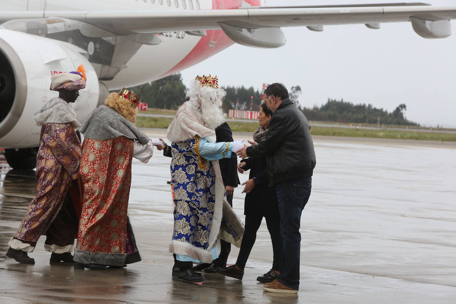 Los Reyes Magos aterrizan en el aeropuerto de Asturias