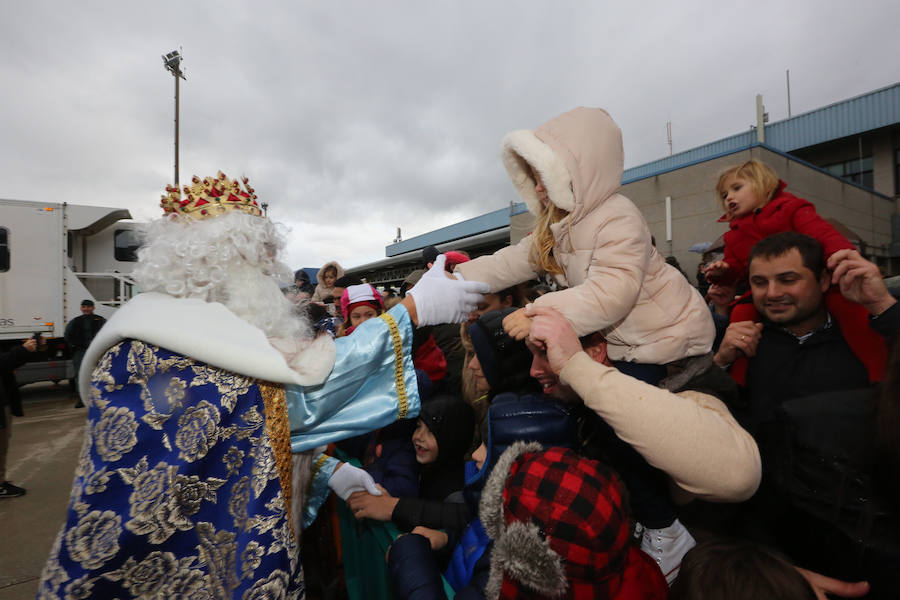 Los Reyes Magos aterrizan en el aeropuerto de Asturias
