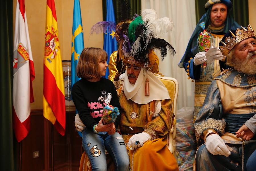 Cientos de personas han recibido a Melchor, Gaspar y Baltasar a su llegada a Gijón. Sus Majestades han recorrido el centro de la villa, desde el Acuario hasta la plaza del Marqués, donde les recibió la alcaldesa, Carmen Moriyón. Después han atendido las peticiones de los más pequeños en el Ayuntamiento