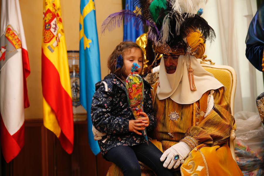 Cientos de personas han recibido a Melchor, Gaspar y Baltasar a su llegada a Gijón. Sus Majestades han recorrido el centro de la villa, desde el Acuario hasta la plaza del Marqués, donde les recibió la alcaldesa, Carmen Moriyón. Después han atendido las peticiones de los más pequeños en el Ayuntamiento