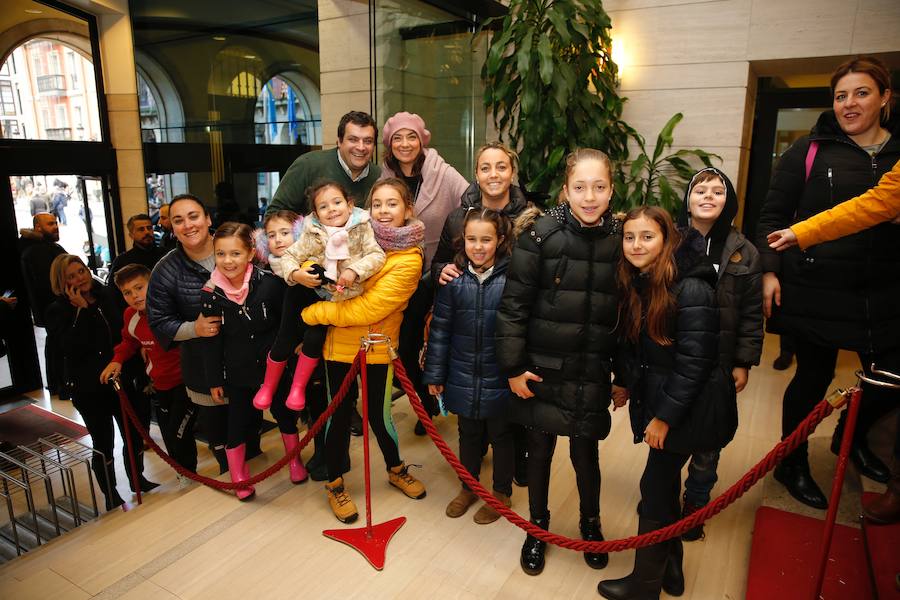Cientos de personas han recibido a Melchor, Gaspar y Baltasar a su llegada a Gijón. Sus Majestades han recorrido el centro de la villa, desde el Acuario hasta la plaza del Marqués, donde les recibió la alcaldesa, Carmen Moriyón. Después han atendido las peticiones de los más pequeños en el Ayuntamiento