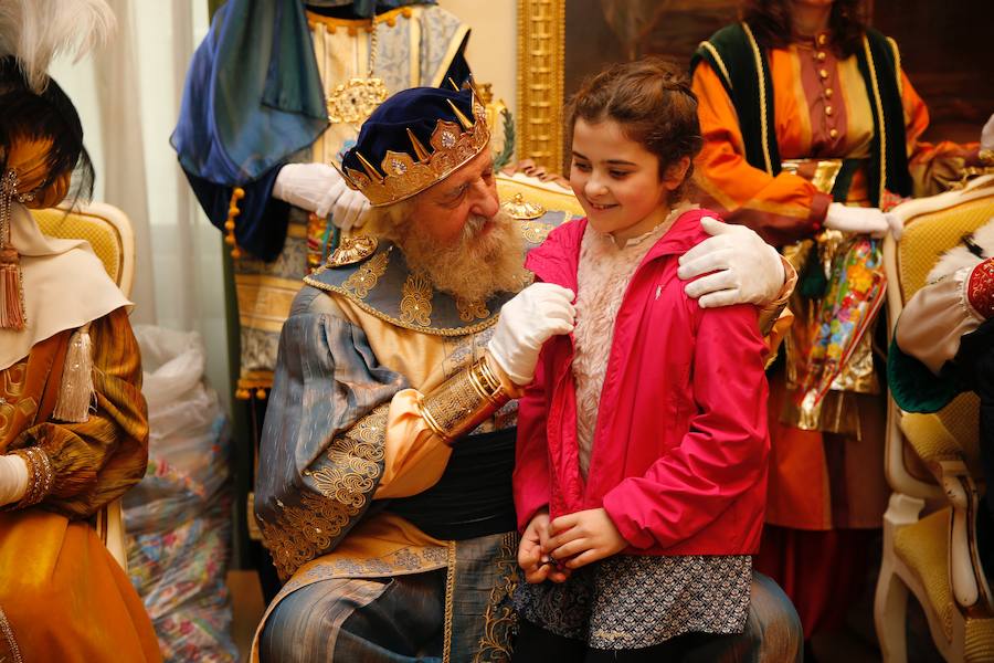 Cientos de personas han recibido a Melchor, Gaspar y Baltasar a su llegada a Gijón. Sus Majestades han recorrido el centro de la villa, desde el Acuario hasta la plaza del Marqués, donde les recibió la alcaldesa, Carmen Moriyón. Después han atendido las peticiones de los más pequeños en el Ayuntamiento