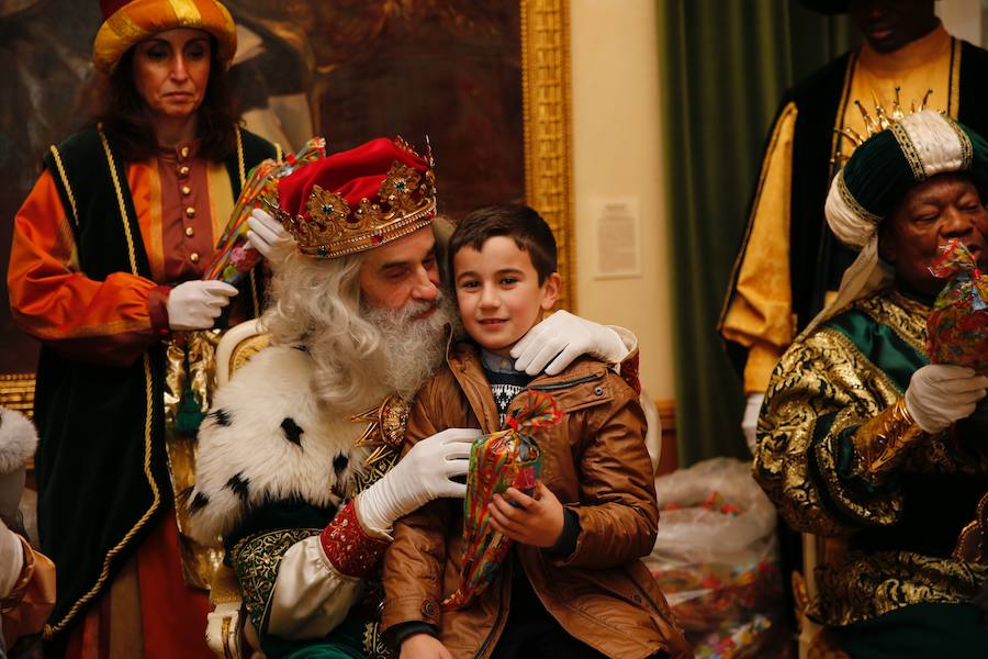 Cientos de personas han recibido a Melchor, Gaspar y Baltasar a su llegada a Gijón. Sus Majestades han recorrido el centro de la villa, desde el Acuario hasta la plaza del Marqués, donde les recibió la alcaldesa, Carmen Moriyón. Después han atendido las peticiones de los más pequeños en el Ayuntamiento