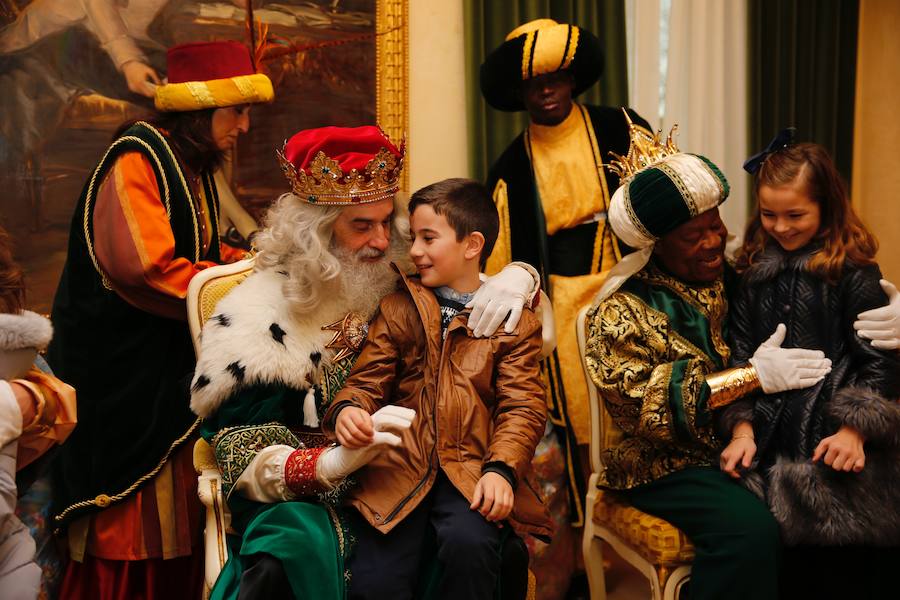 Cientos de personas han recibido a Melchor, Gaspar y Baltasar a su llegada a Gijón. Sus Majestades han recorrido el centro de la villa, desde el Acuario hasta la plaza del Marqués, donde les recibió la alcaldesa, Carmen Moriyón. Después han atendido las peticiones de los más pequeños en el Ayuntamiento