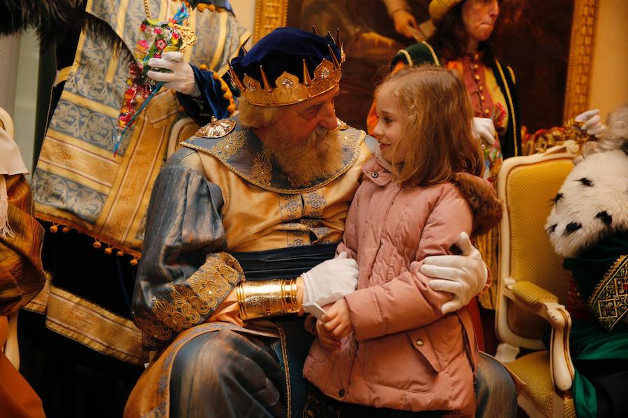 Cientos de personas han recibido a Melchor, Gaspar y Baltasar a su llegada a Gijón. Sus Majestades han recorrido el centro de la villa, desde el Acuario hasta la plaza del Marqués, donde les recibió la alcaldesa, Carmen Moriyón. Después han atendido las peticiones de los más pequeños en el Ayuntamiento