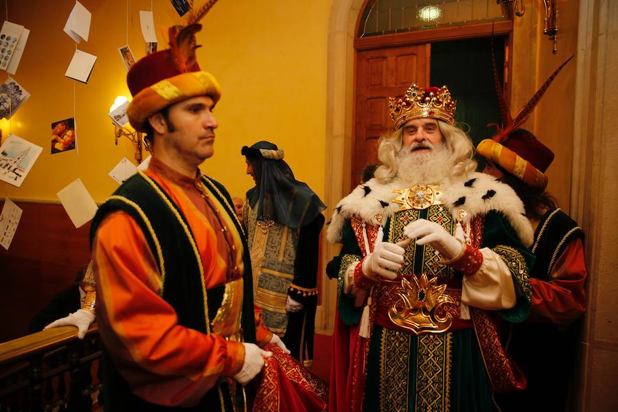 Cientos de personas han recibido a Melchor, Gaspar y Baltasar a su llegada a Gijón. Sus Majestades han recorrido el centro de la villa, desde el Acuario hasta la plaza del Marqués, donde les recibió la alcaldesa, Carmen Moriyón. Después han atendido las peticiones de los más pequeños en el Ayuntamiento