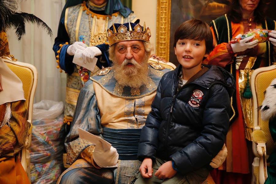 Cientos de personas han recibido a Melchor, Gaspar y Baltasar a su llegada a Gijón. Sus Majestades han recorrido el centro de la villa, desde el Acuario hasta la plaza del Marqués, donde les recibió la alcaldesa, Carmen Moriyón. Después han atendido las peticiones de los más pequeños en el Ayuntamiento
