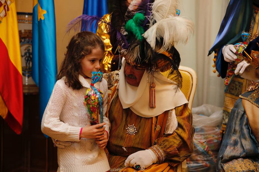 Cientos de personas han recibido a Melchor, Gaspar y Baltasar a su llegada a Gijón. Sus Majestades han recorrido el centro de la villa, desde el Acuario hasta la plaza del Marqués, donde les recibió la alcaldesa, Carmen Moriyón. Después han atendido las peticiones de los más pequeños en el Ayuntamiento