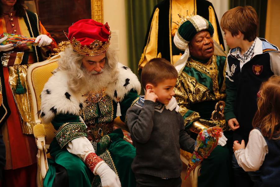 Cientos de personas han recibido a Melchor, Gaspar y Baltasar a su llegada a Gijón. Sus Majestades han recorrido el centro de la villa, desde el Acuario hasta la plaza del Marqués, donde les recibió la alcaldesa, Carmen Moriyón. Después han atendido las peticiones de los más pequeños en el Ayuntamiento