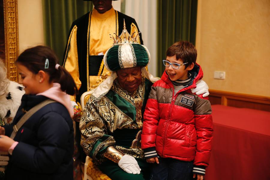 Cientos de personas han recibido a Melchor, Gaspar y Baltasar a su llegada a Gijón. Sus Majestades han recorrido el centro de la villa, desde el Acuario hasta la plaza del Marqués, donde les recibió la alcaldesa, Carmen Moriyón. Después han atendido las peticiones de los más pequeños en el Ayuntamiento