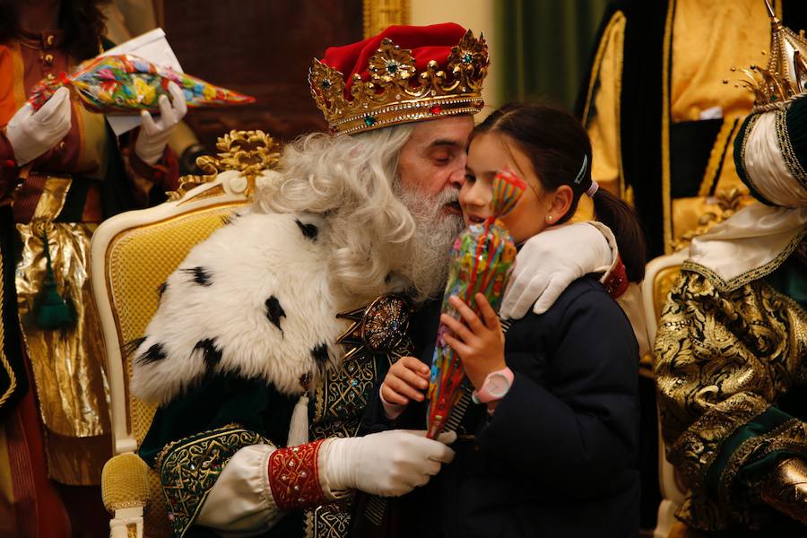 Cientos de personas han recibido a Melchor, Gaspar y Baltasar a su llegada a Gijón. Sus Majestades han recorrido el centro de la villa, desde el Acuario hasta la plaza del Marqués, donde les recibió la alcaldesa, Carmen Moriyón. Después han atendido las peticiones de los más pequeños en el Ayuntamiento