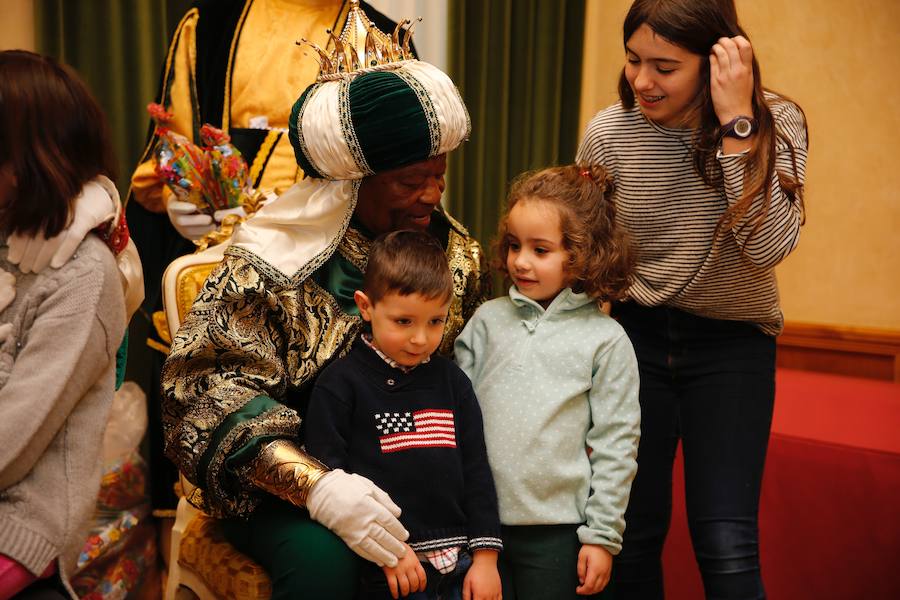 Cientos de personas han recibido a Melchor, Gaspar y Baltasar a su llegada a Gijón. Sus Majestades han recorrido el centro de la villa, desde el Acuario hasta la plaza del Marqués, donde les recibió la alcaldesa, Carmen Moriyón. Después han atendido las peticiones de los más pequeños en el Ayuntamiento