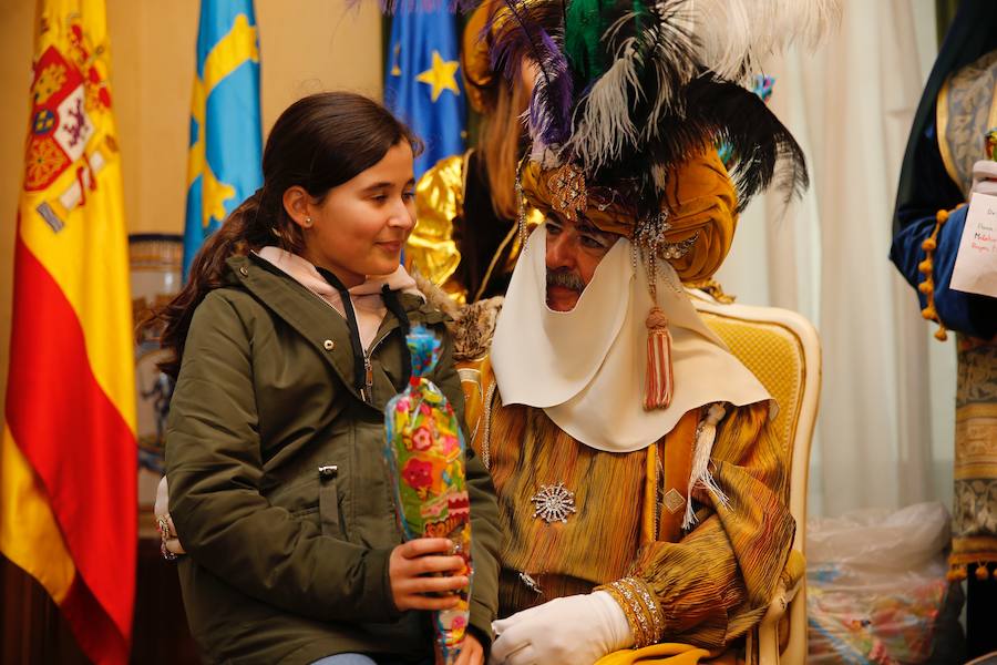 Cientos de personas han recibido a Melchor, Gaspar y Baltasar a su llegada a Gijón. Sus Majestades han recorrido el centro de la villa, desde el Acuario hasta la plaza del Marqués, donde les recibió la alcaldesa, Carmen Moriyón. Después han atendido las peticiones de los más pequeños en el Ayuntamiento